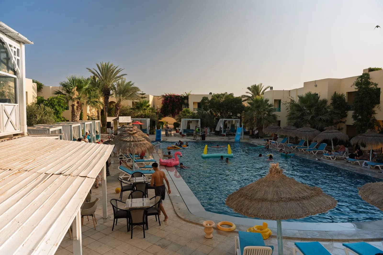 La piscine et les jardins du village, vus depuis le balcon d’une dar au soir