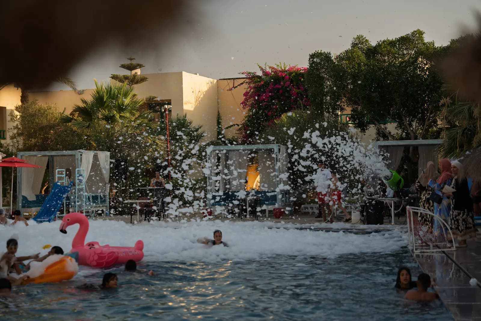 La piscine pendant la soirée mousse, flamant rose gonflable