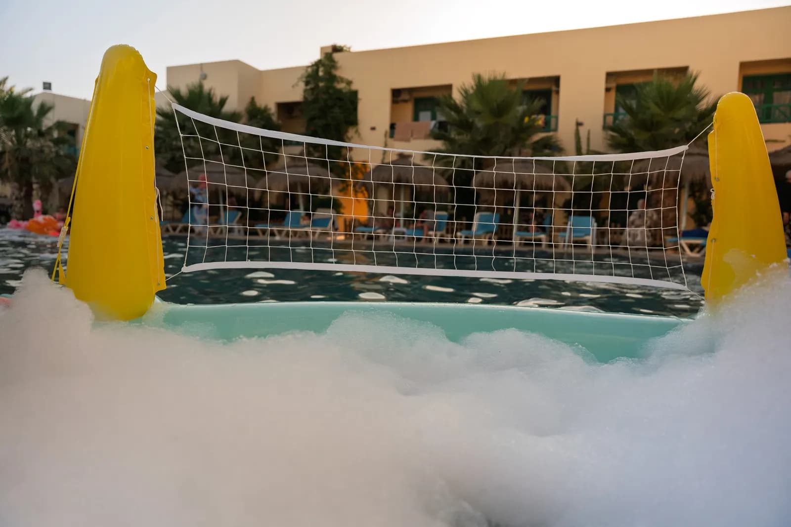 Filet de volley au-dessus de la piscine