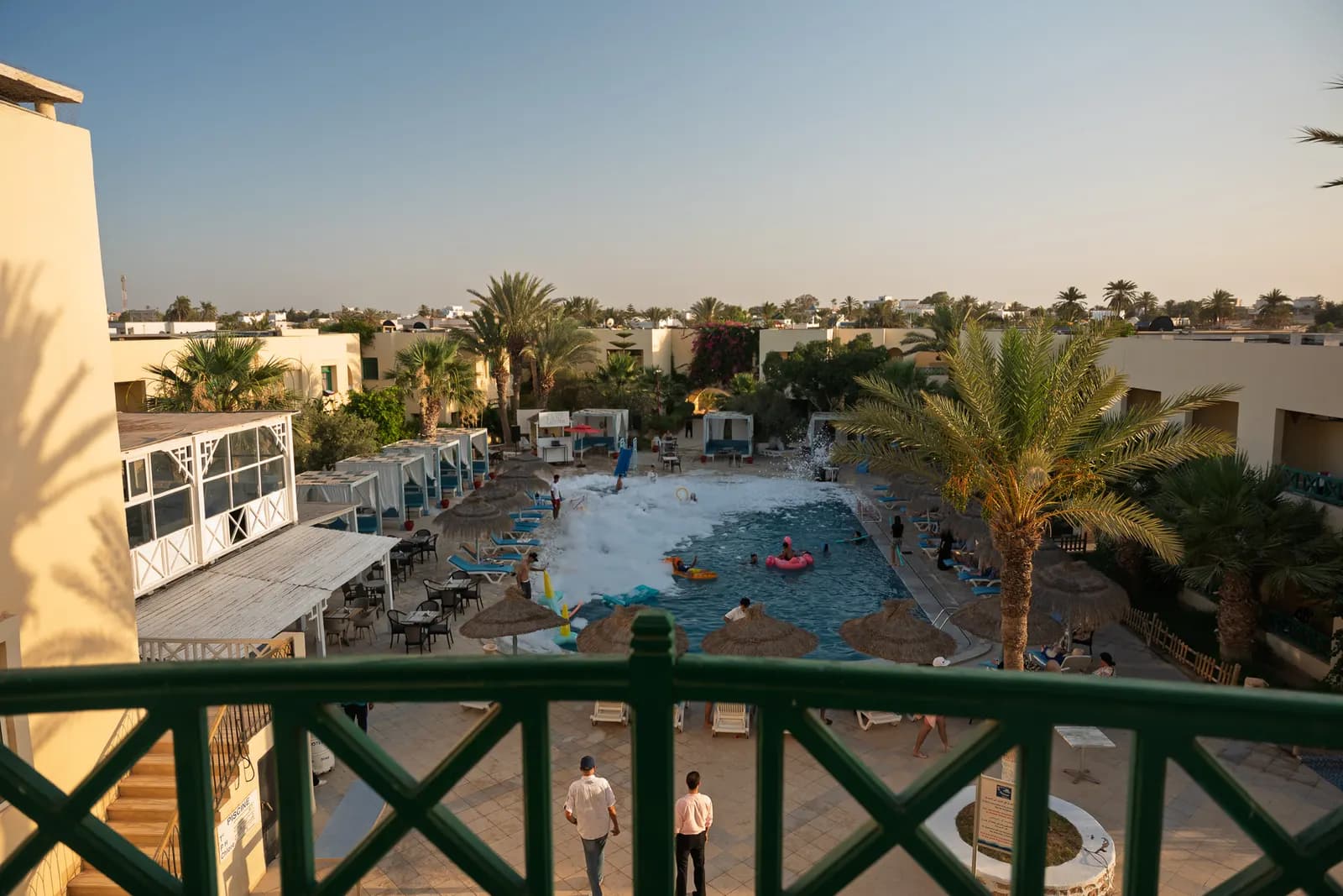 Vue depuis les balcons des maisons, côté piscine.