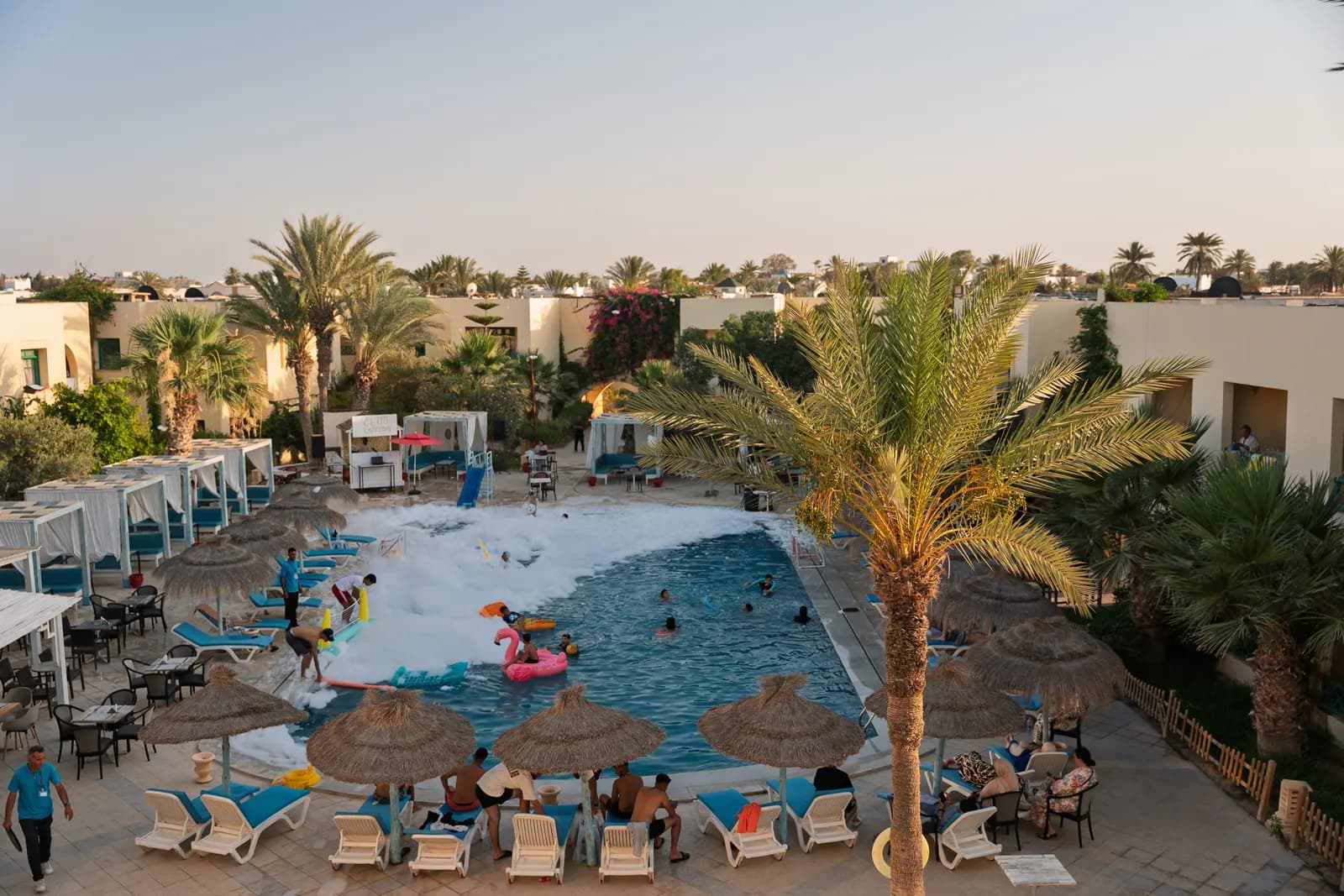 Les parasols rouges et la piscine pleine de mousse, vus d’en haut