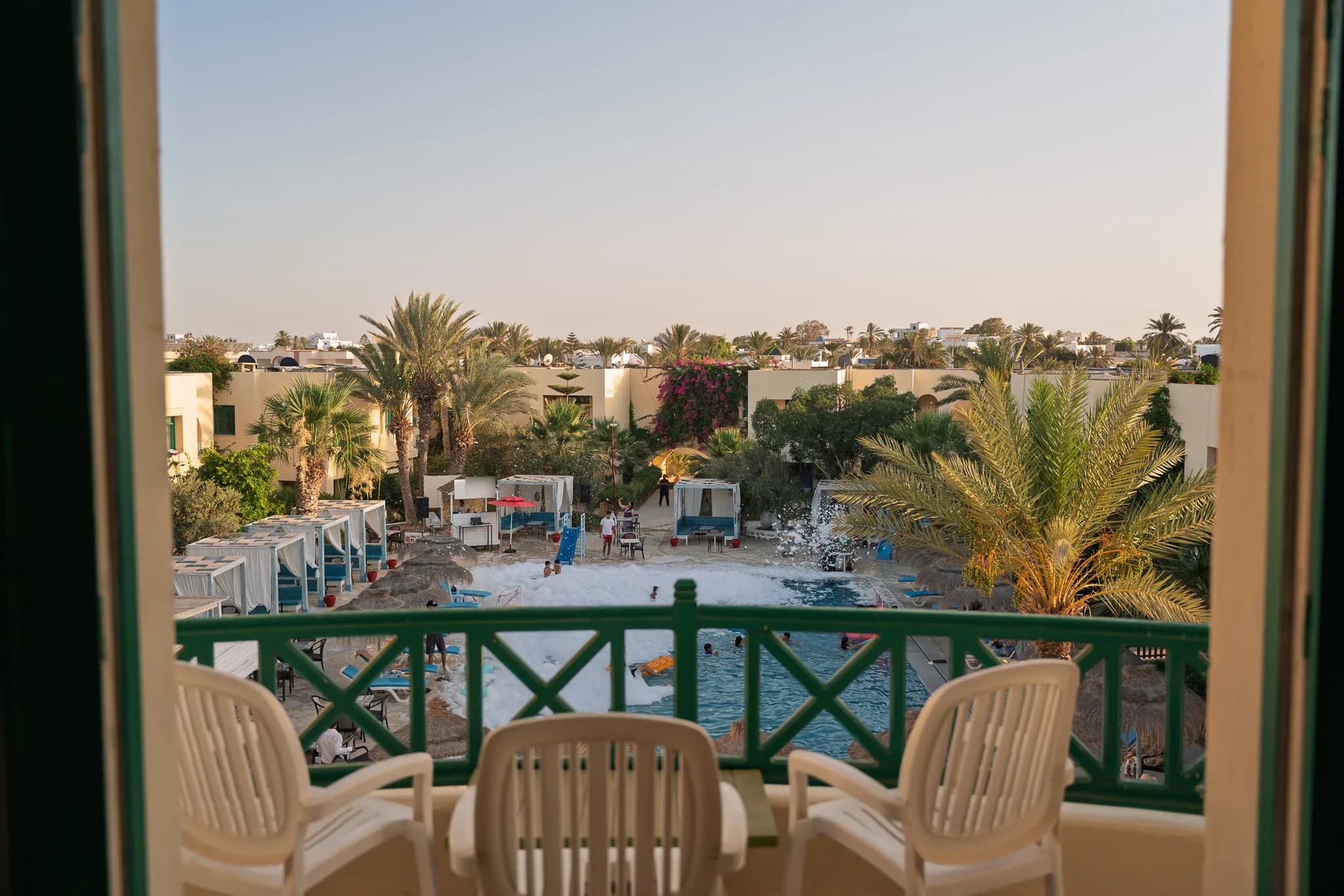 La piscine et les jardins du village, vus depuis le balcon d’une dar au soir