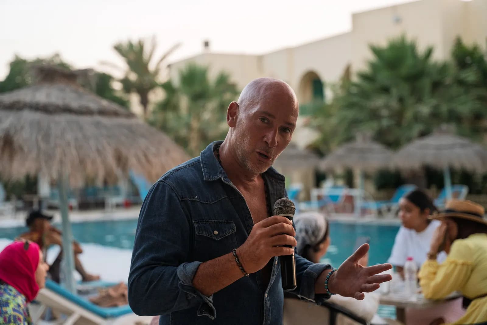L’animateur au micro au bord de la piscine