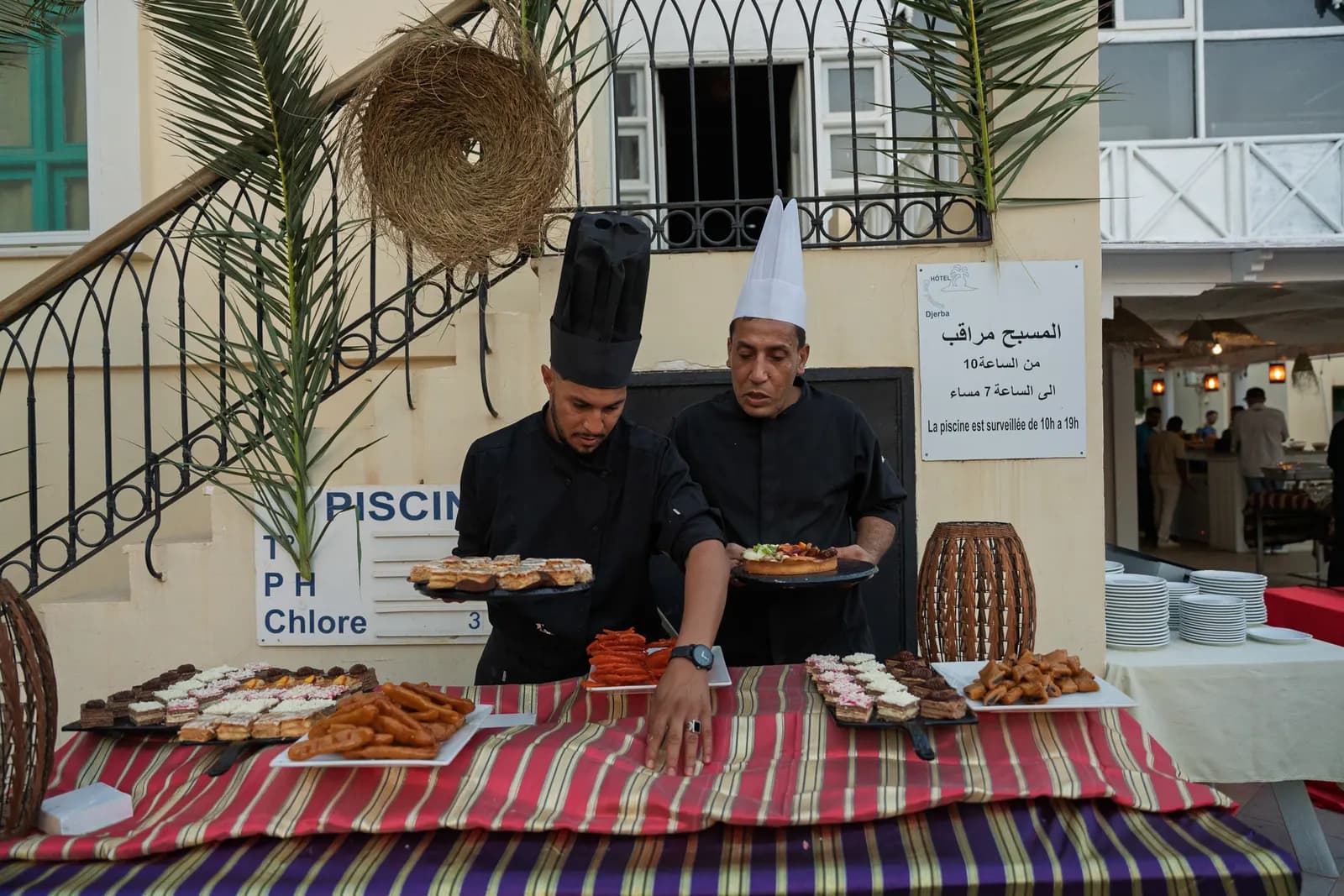 Les chefs au buffet de pâtisseries
