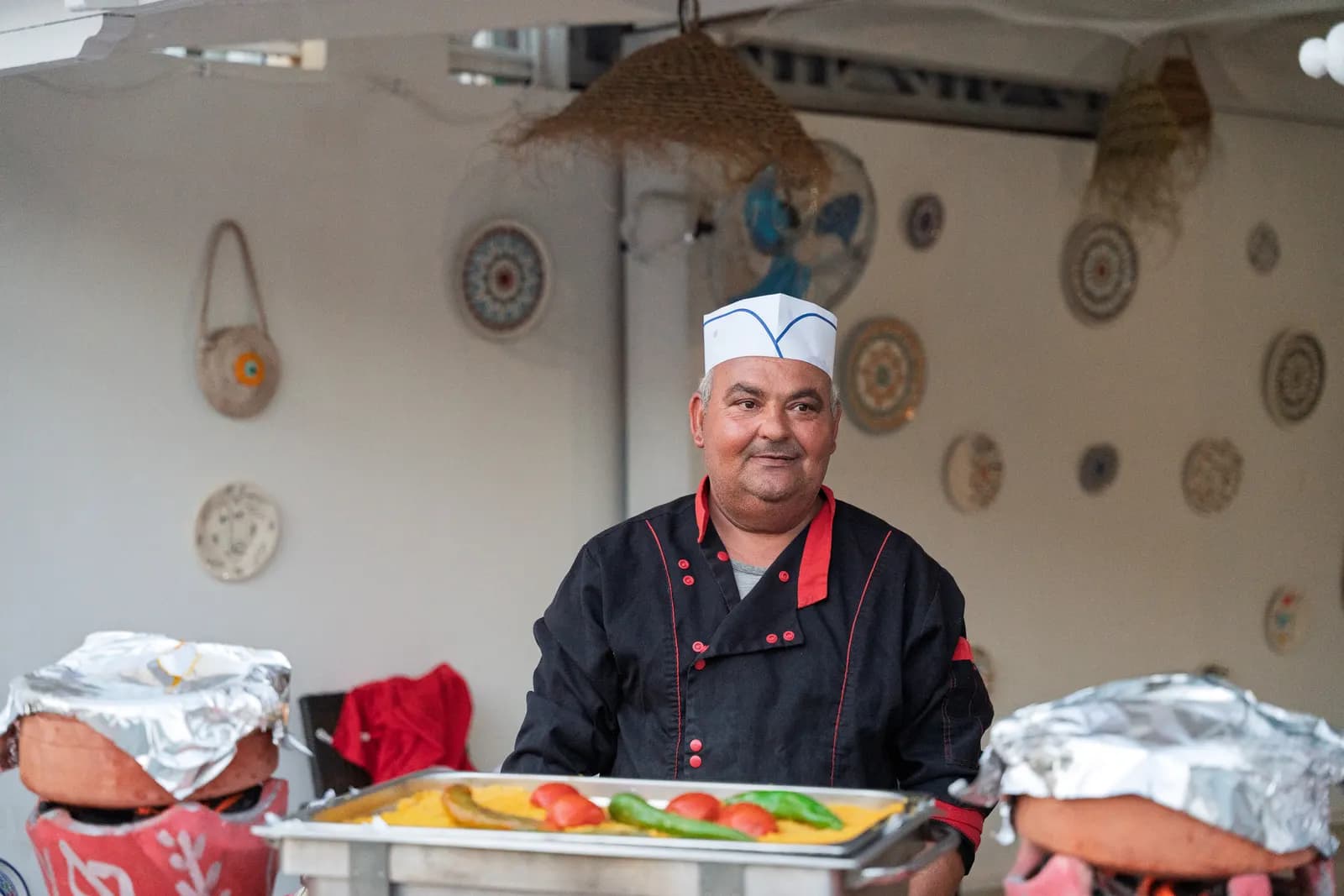 Le chef derrière ses plateaux garnis